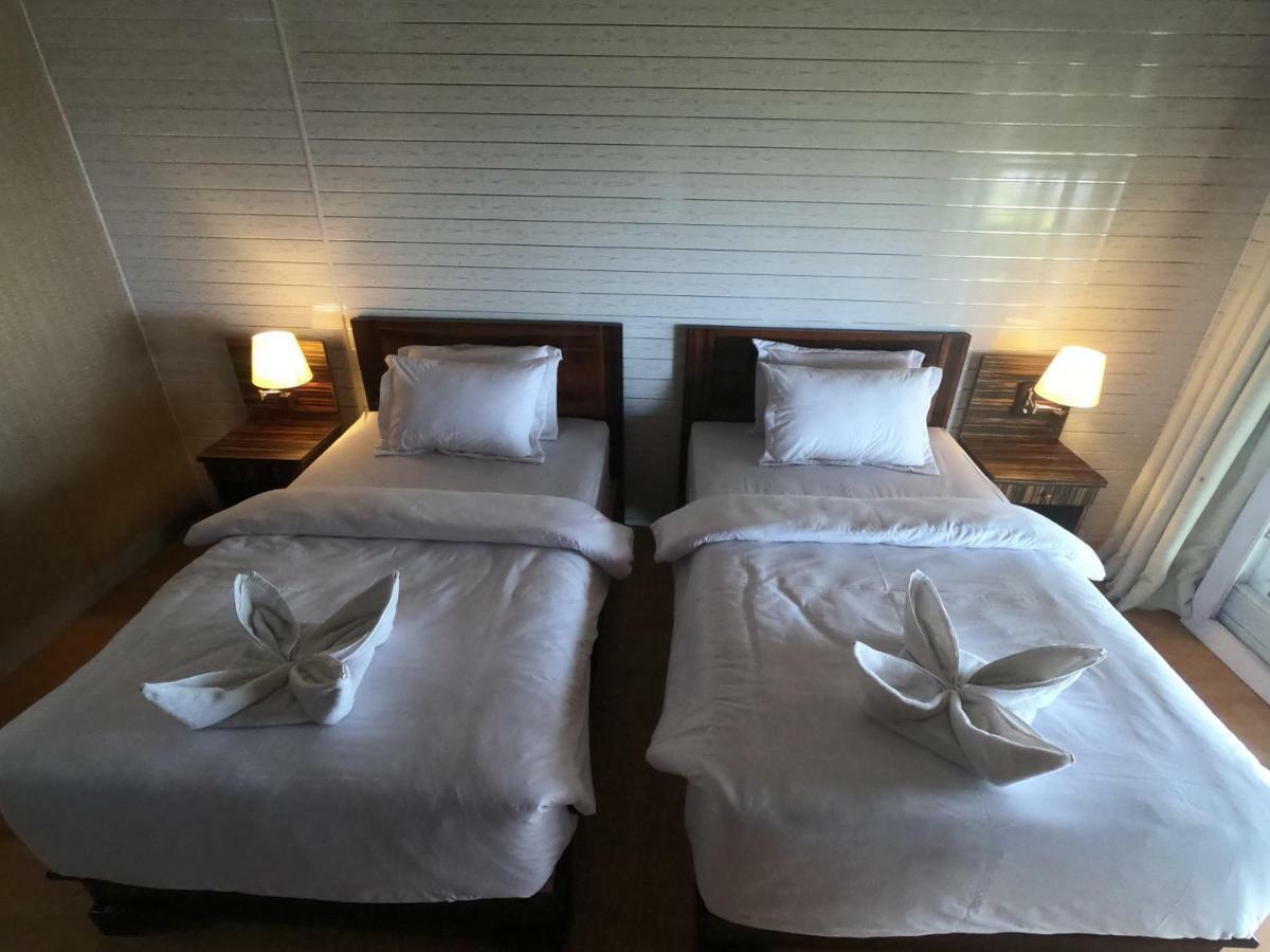 Baturundung Surf Resort Naibos Extérieur photo