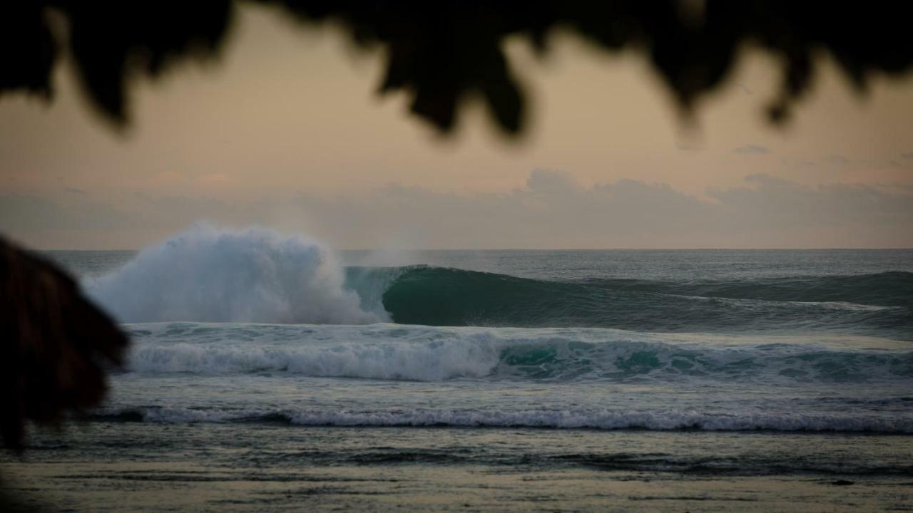 Baturundung Surf Resort Naibos Extérieur photo