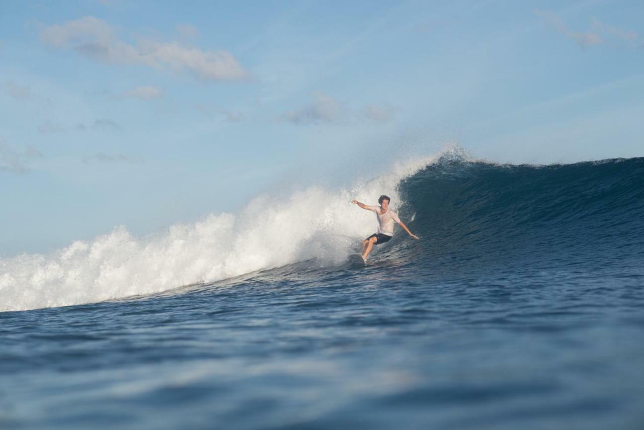 Baturundung Surf Resort Naibos Extérieur photo